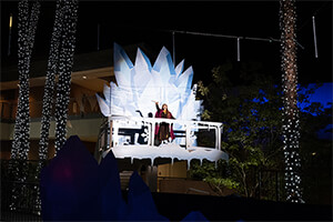 Frozen Platform Scene Drive